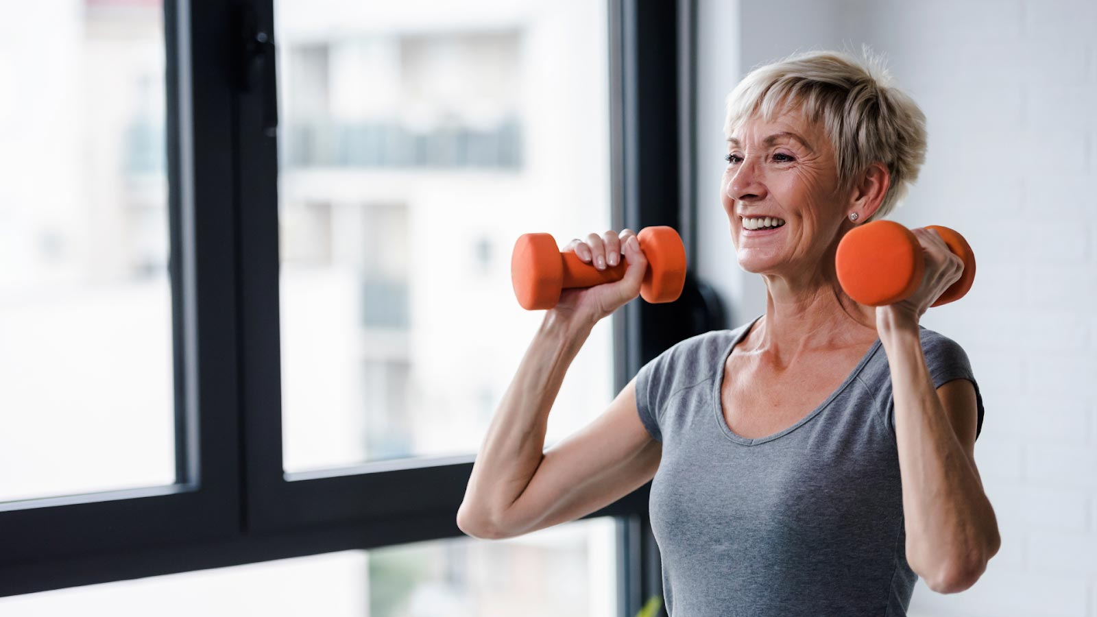 woman lifting hand weights