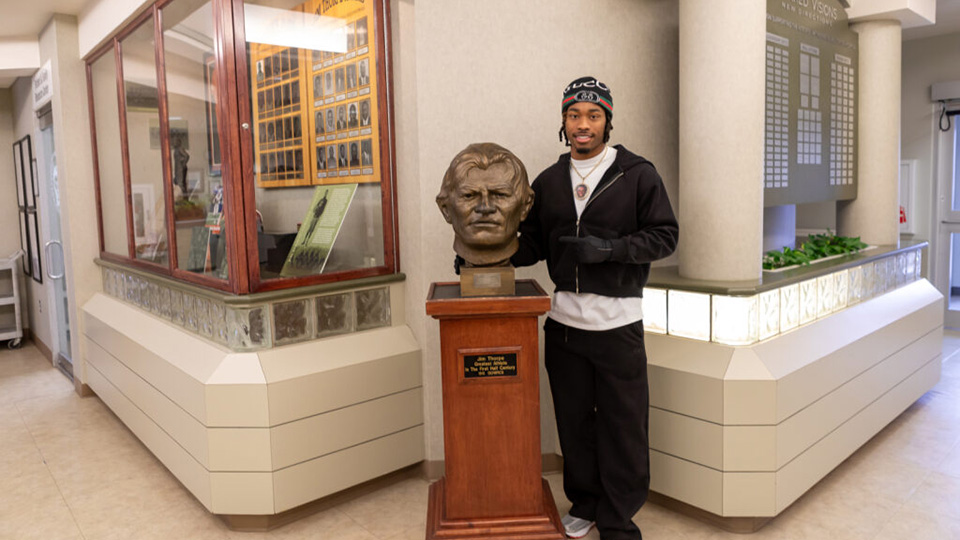 Jahdae Barron, the 2024 Paycom Jim Thorpe Award winner.