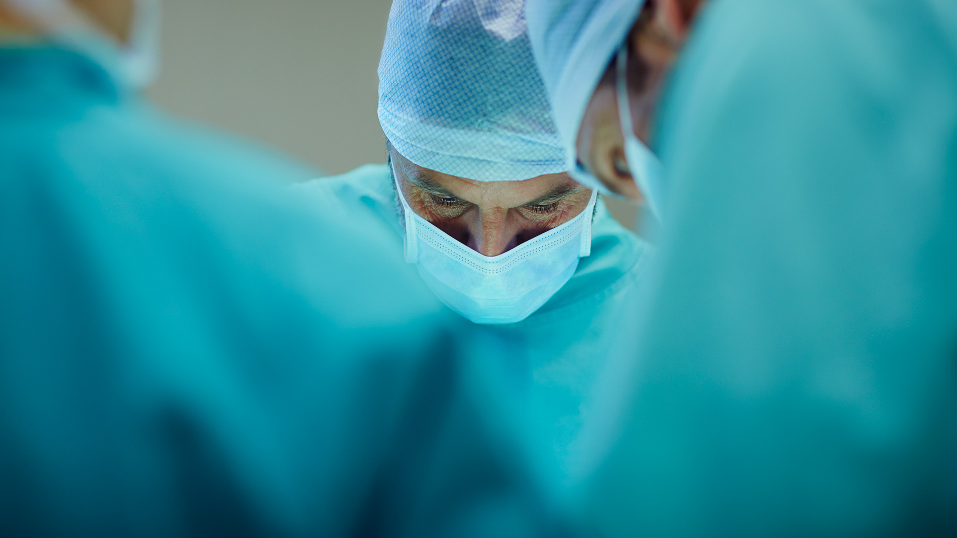 surgeon performing transplant