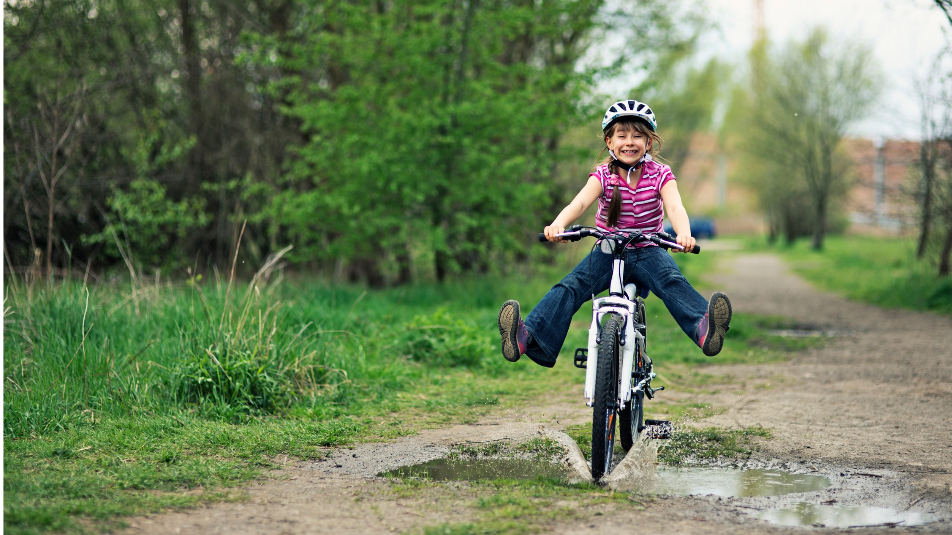 girl wearing bike helmut