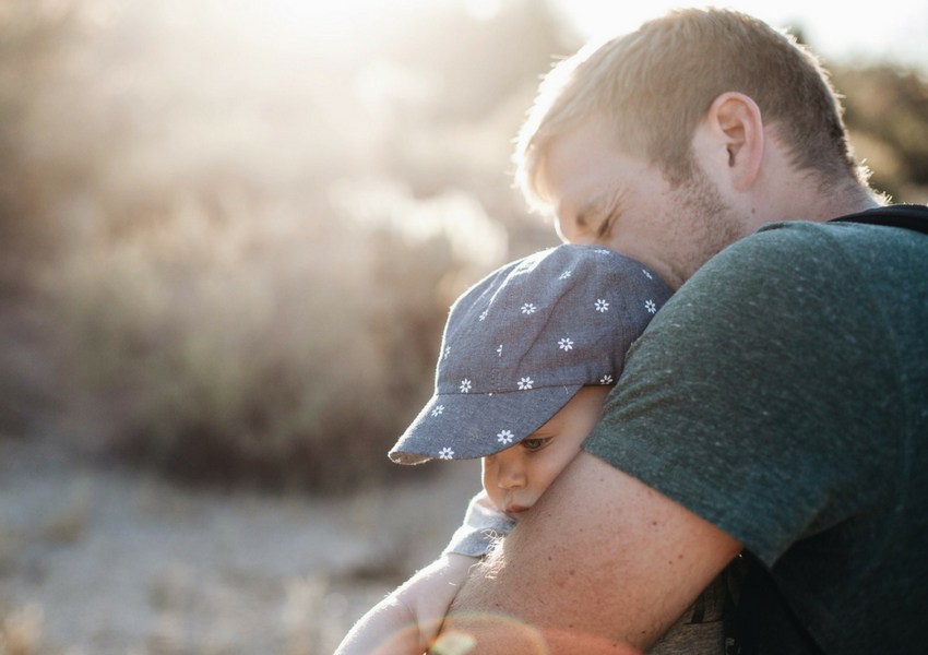 father hugging small child